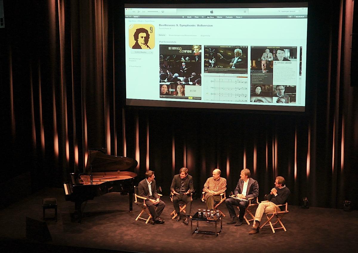 Die Experten präsentieren die App "Beethoven 9": Ruppert Wagg und Stephan Steigleder (Deutsche Grammophon), Max Whitby (Touch Press), Albrecht Mayer und Simon Halsey.
