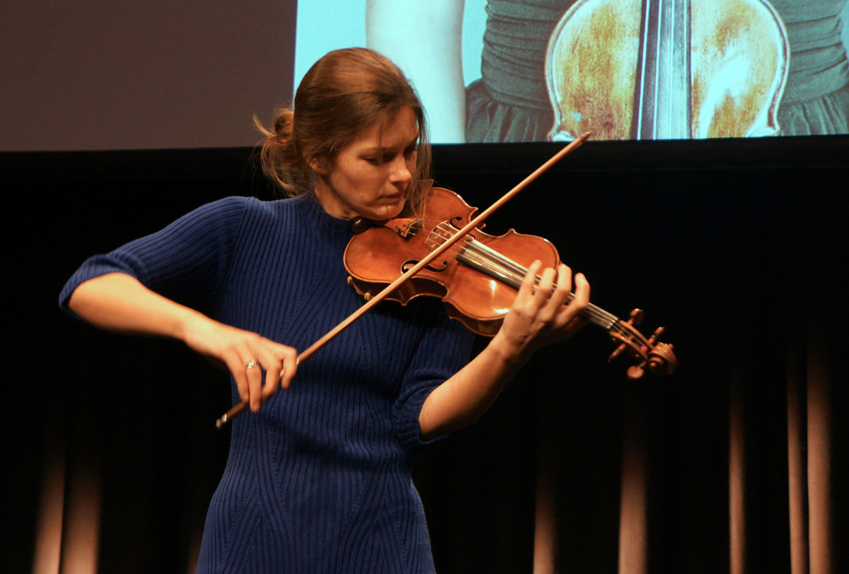 Janine Jansen im apple flagship store