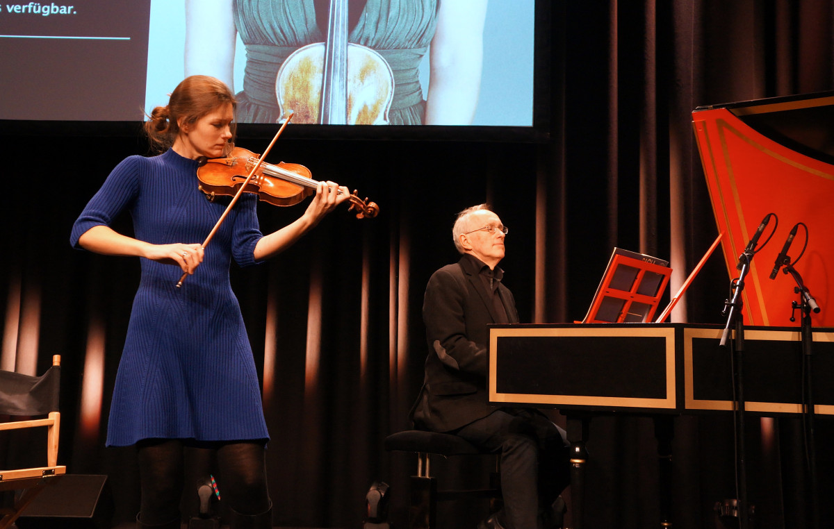 Janine Jansen mit ihrem Vater Jan Jansen am Cembalo