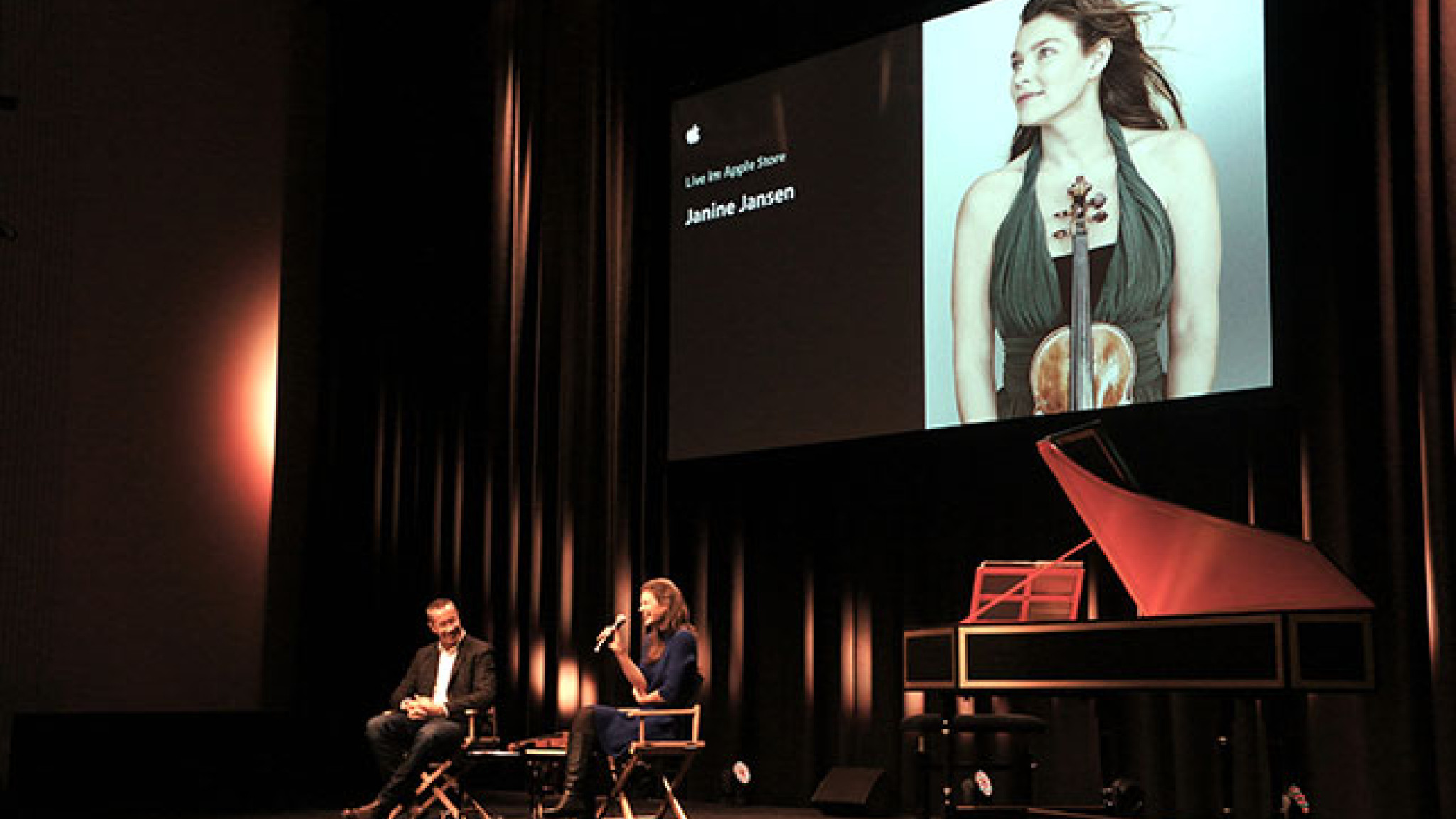 Janine Jansen im Gespräch mit Andreas Kluge (Deutsche Grammophon) im apple flagship store am Kurfürstendamm