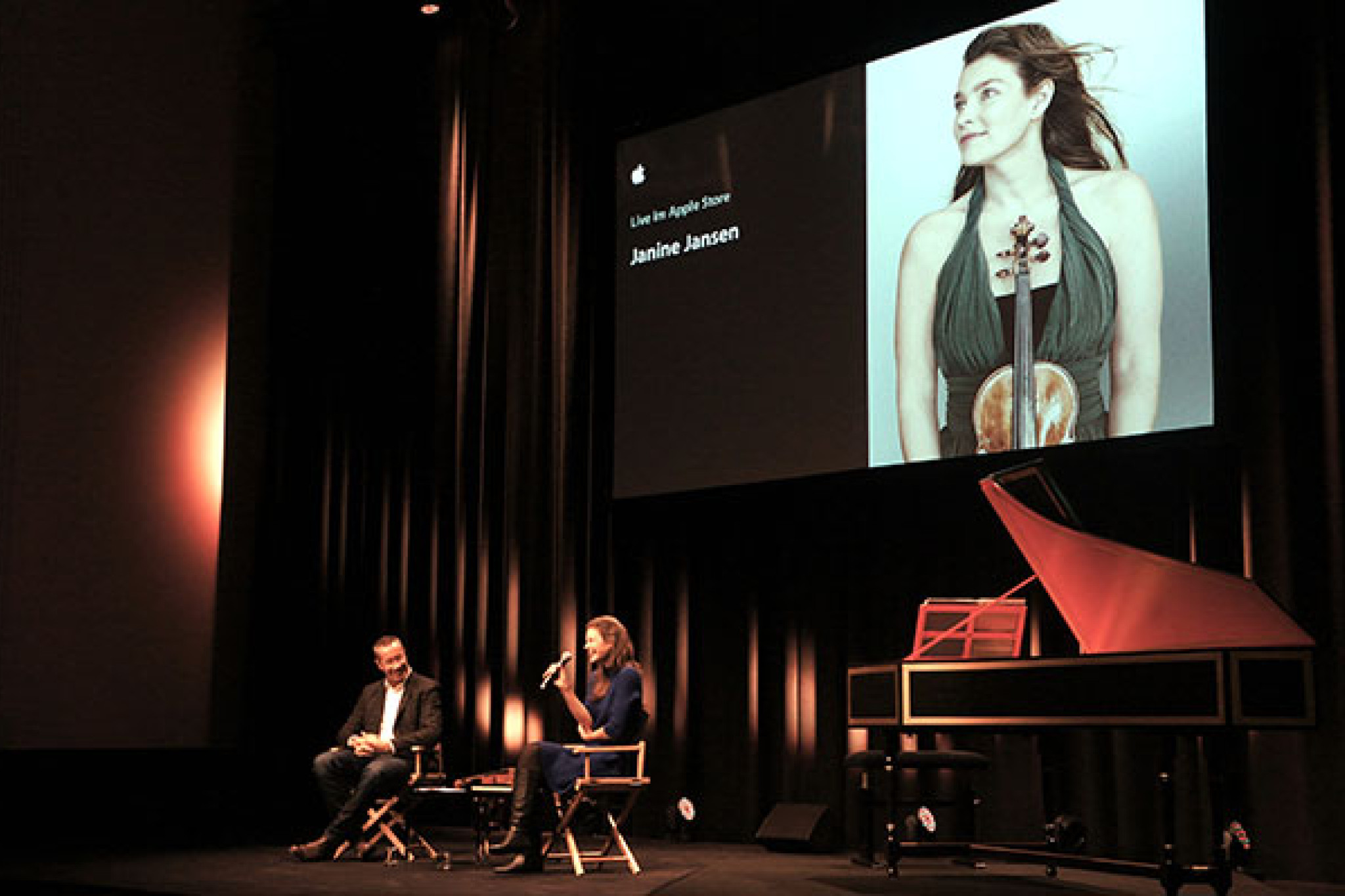 Janine Jansen im Gespräch mit Andreas Kluge (Deutsche Grammophon) im apple flagship store am Kurfürstendamm