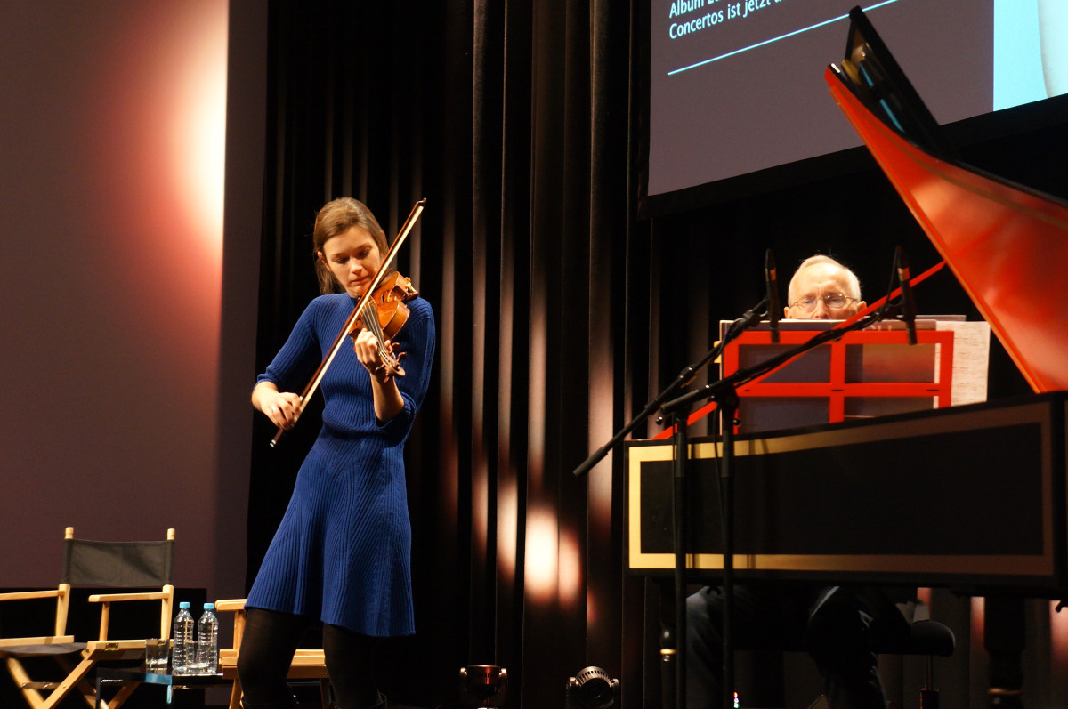 Janine Jansen mit ihrem Vater Jan Jansen am Cembalo