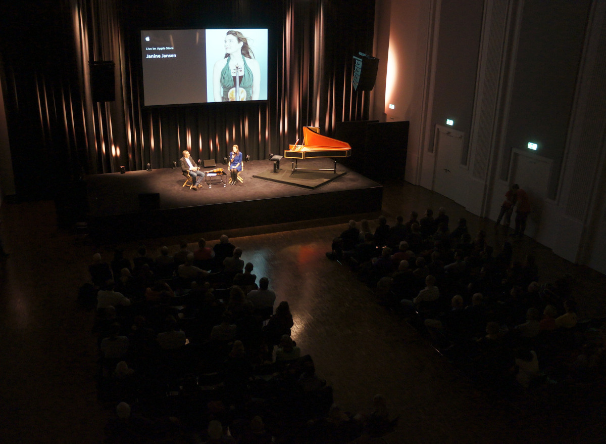 Janine Jansen im apple flagship store am Kurfürstendamm