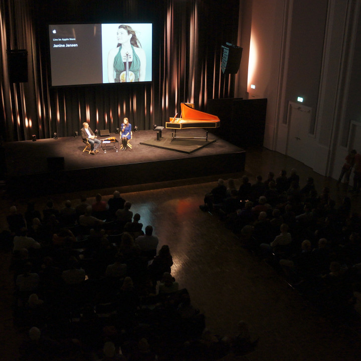 Janine Jansen im apple flagship store am Kurfürstendamm