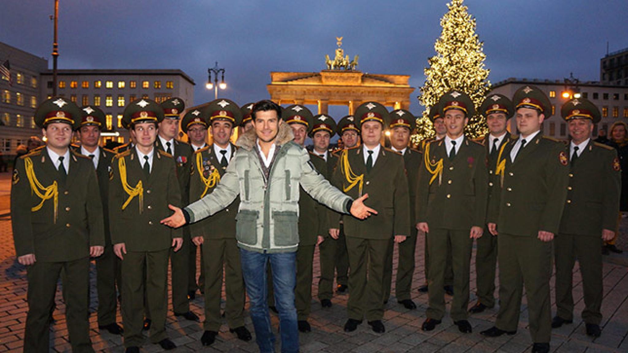Vincent Niclo & The Red Army Choir vor dem Brandenburger Tor