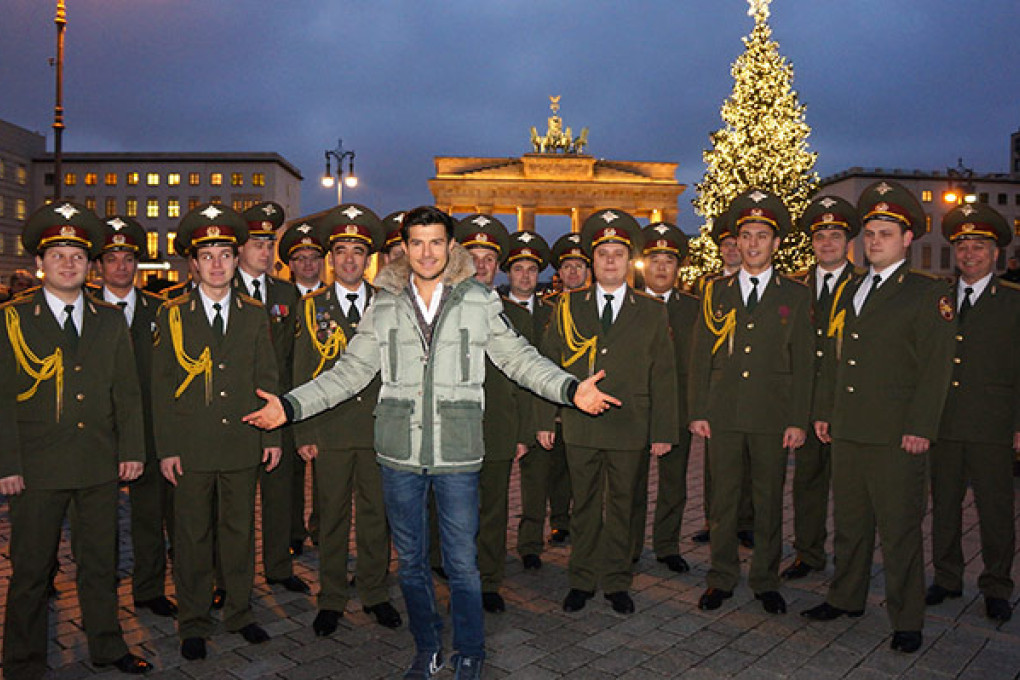 Vincent Niclo & The Red Army Choir vor dem Brandenburger Tor