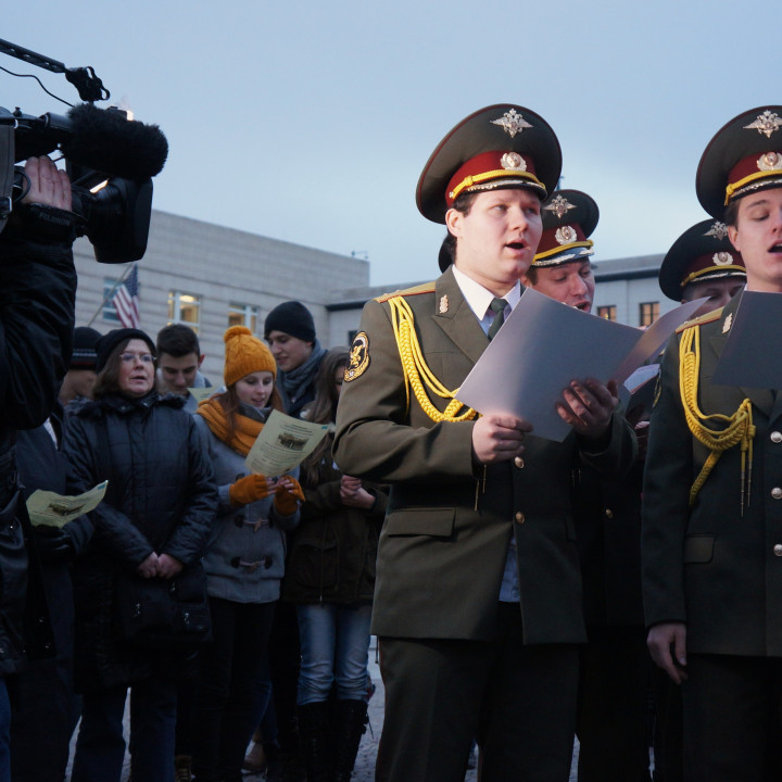 The Red Army Choir singt mit Passanten