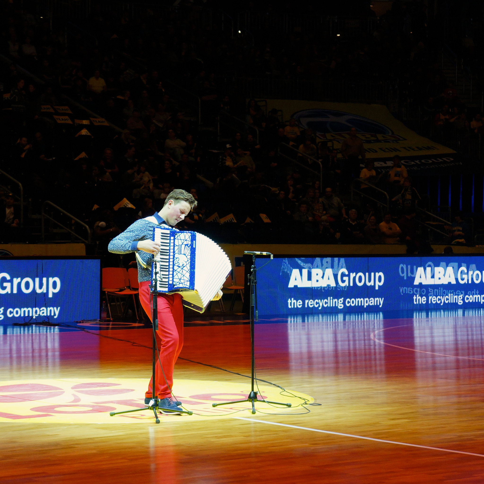 Martynas' Auftritt beim Basketball-Bundesligaspiel Alba Berlin vs. TBB Trier