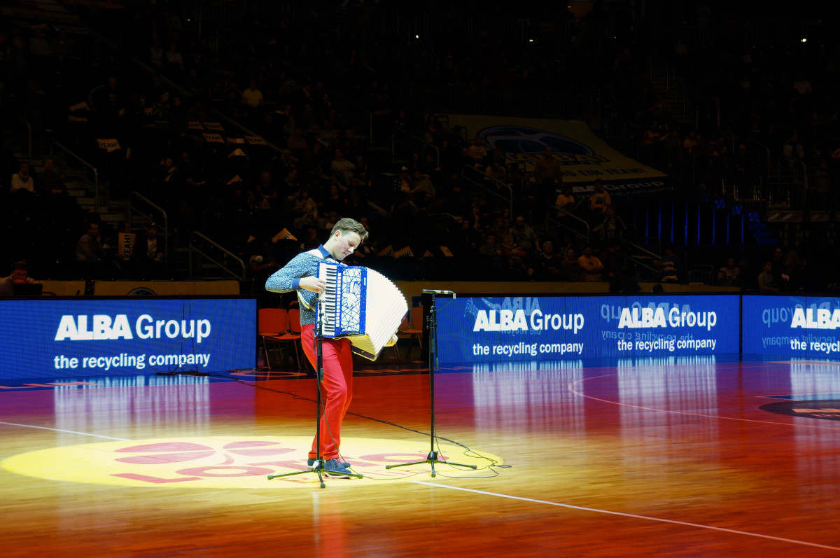Martynas' Auftritt beim Basketball-Bundesligaspiel Alba Berlin vs. TBB Trier