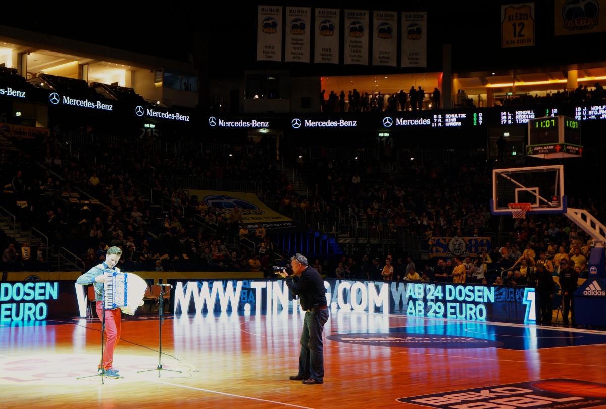 Martynas' Auftritt beim Basketball-Bundesligaspiel Alba Berlin vs. TBB Trier
