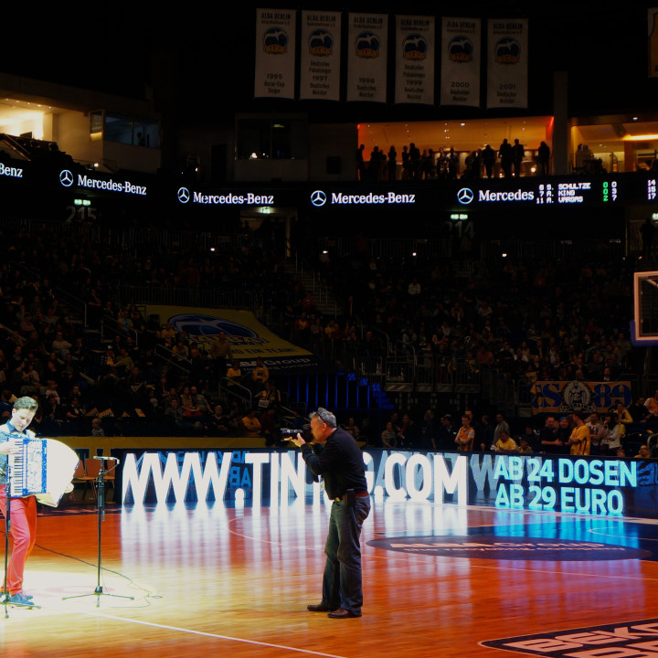 Martynas' Auftritt beim Basketball-Bundesligaspiel Alba Berlin vs. TBB Trier