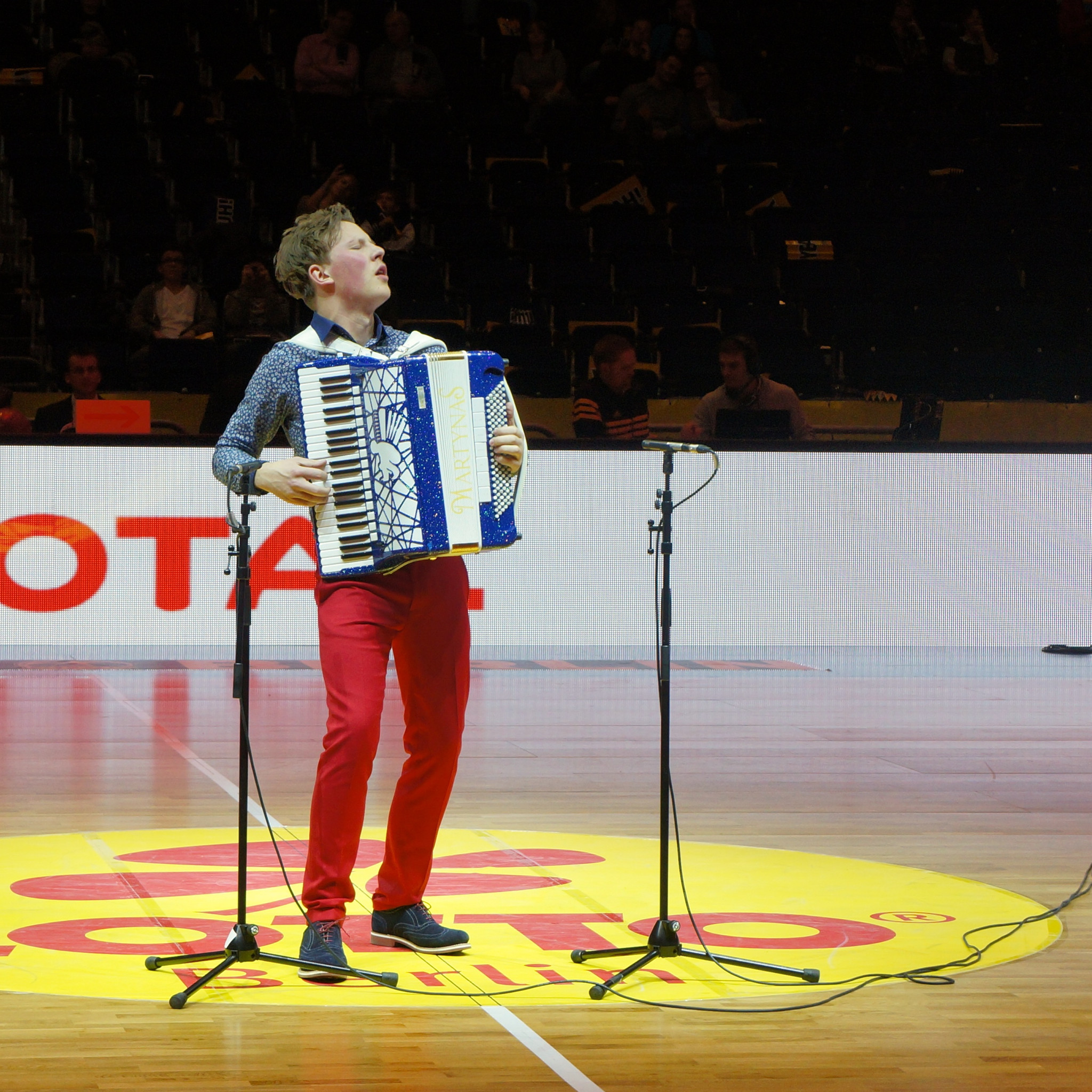 Martynas' Auftritt beim Basketball-Bundesligaspiel Alba Berlin vs. TBB Trier