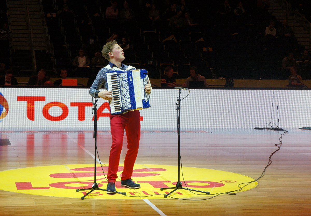 Martynas' Auftritt beim Basketball-Bundesligaspiel Alba Berlin vs. TBB Trier