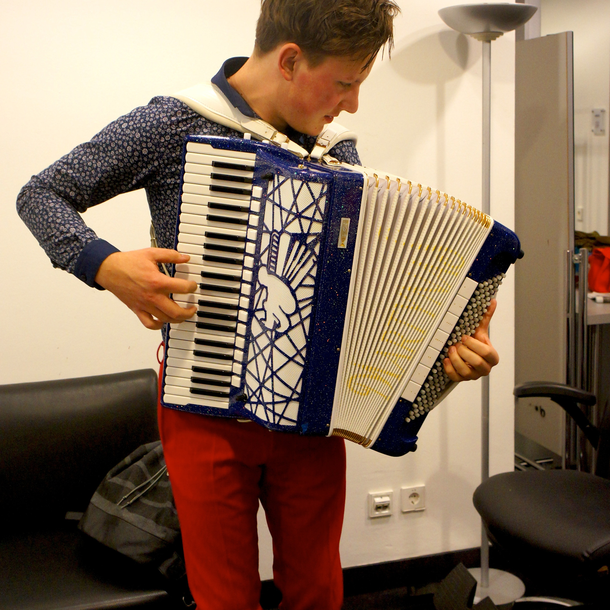 Martynas bereitet sich in der Garderobe vor