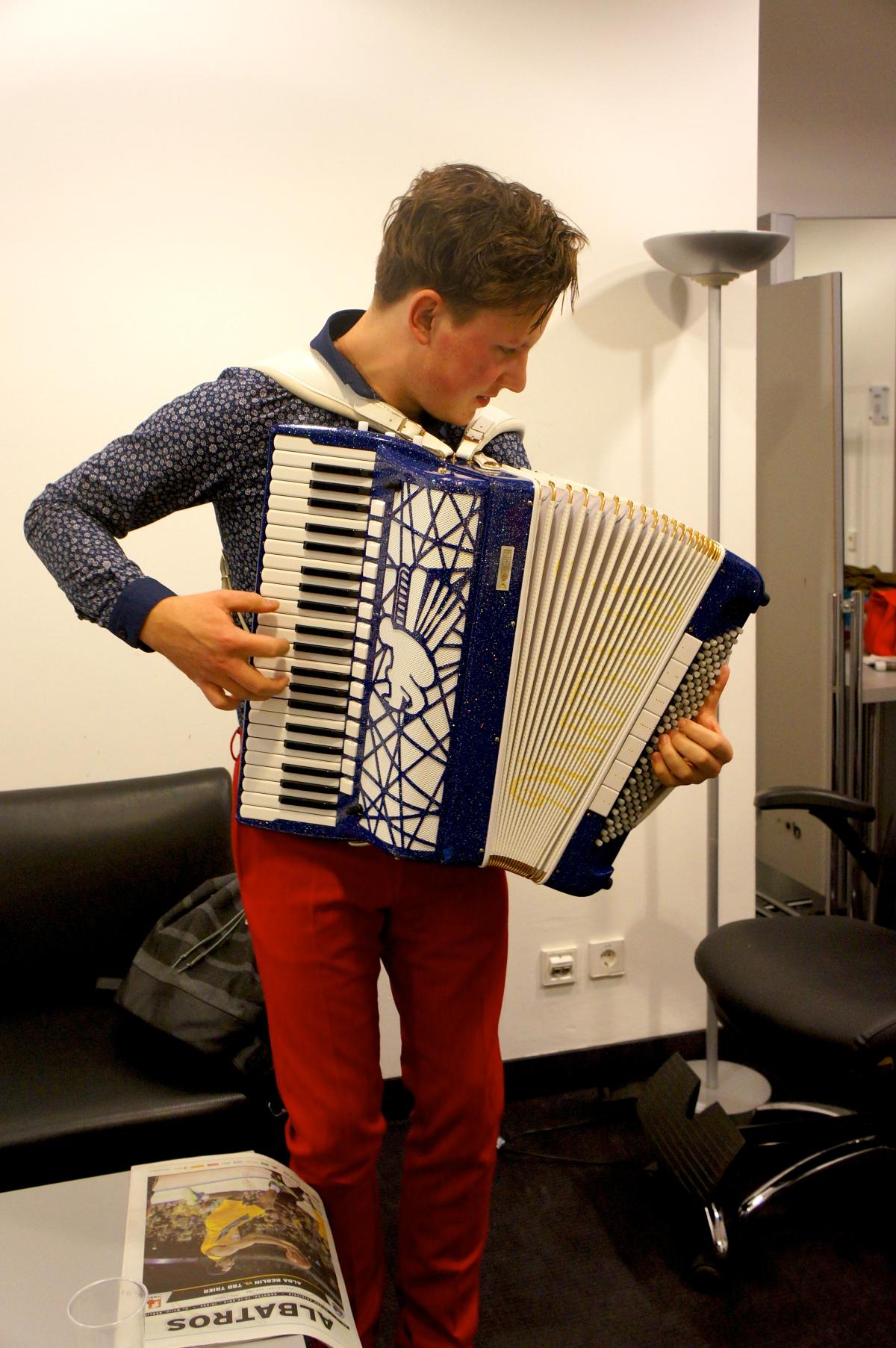 Martynas bereitet sich in der Garderobe vor