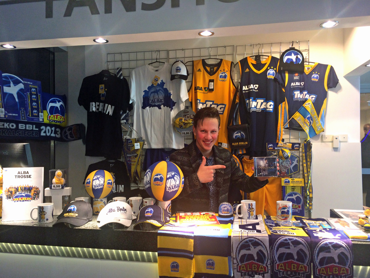 Martynas im Fan-Shop der O2-Arena