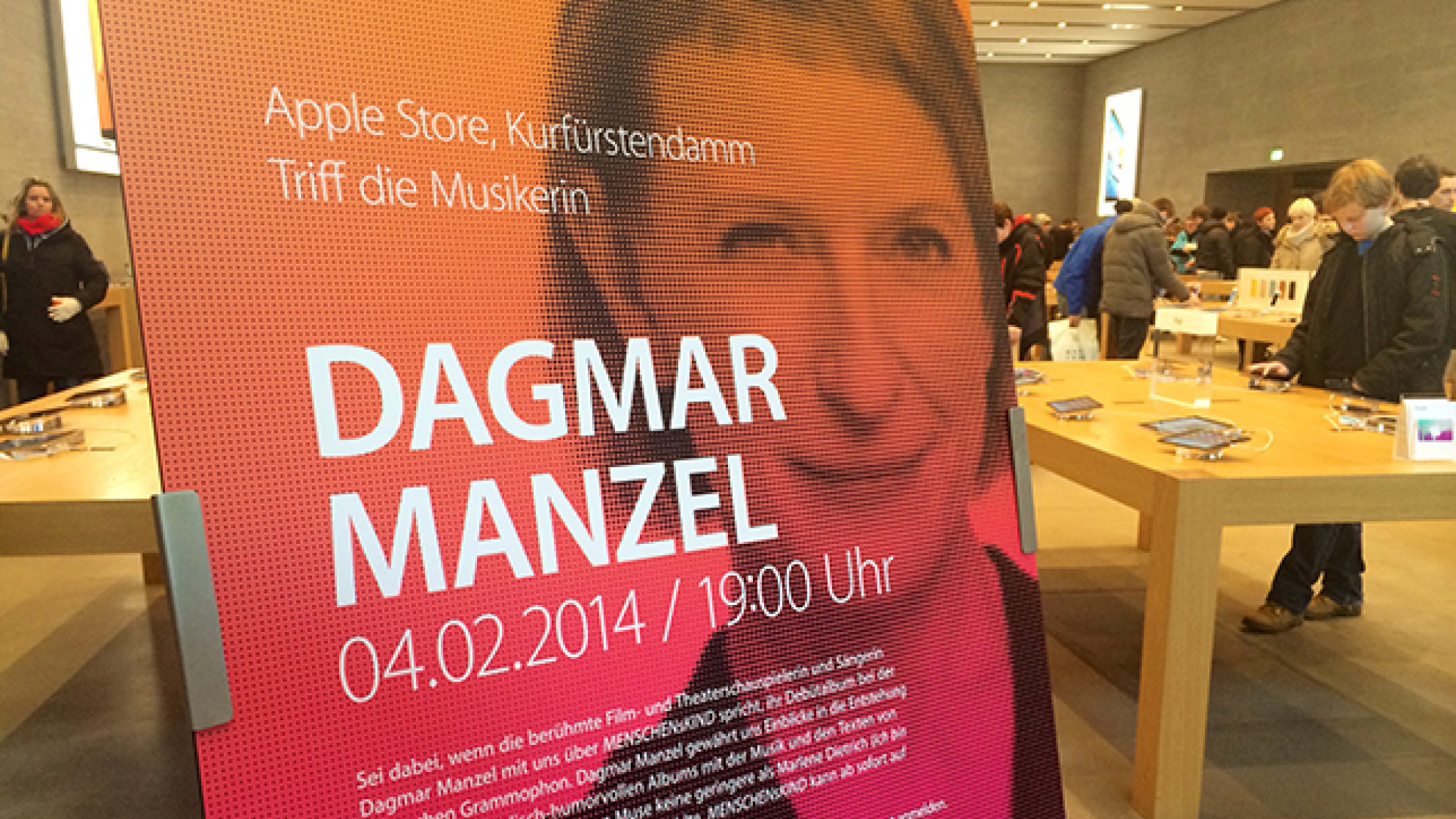 Dagmar Manzel mit "Menschenskind" zu Gast im Apple Store, Kurfüstendamm