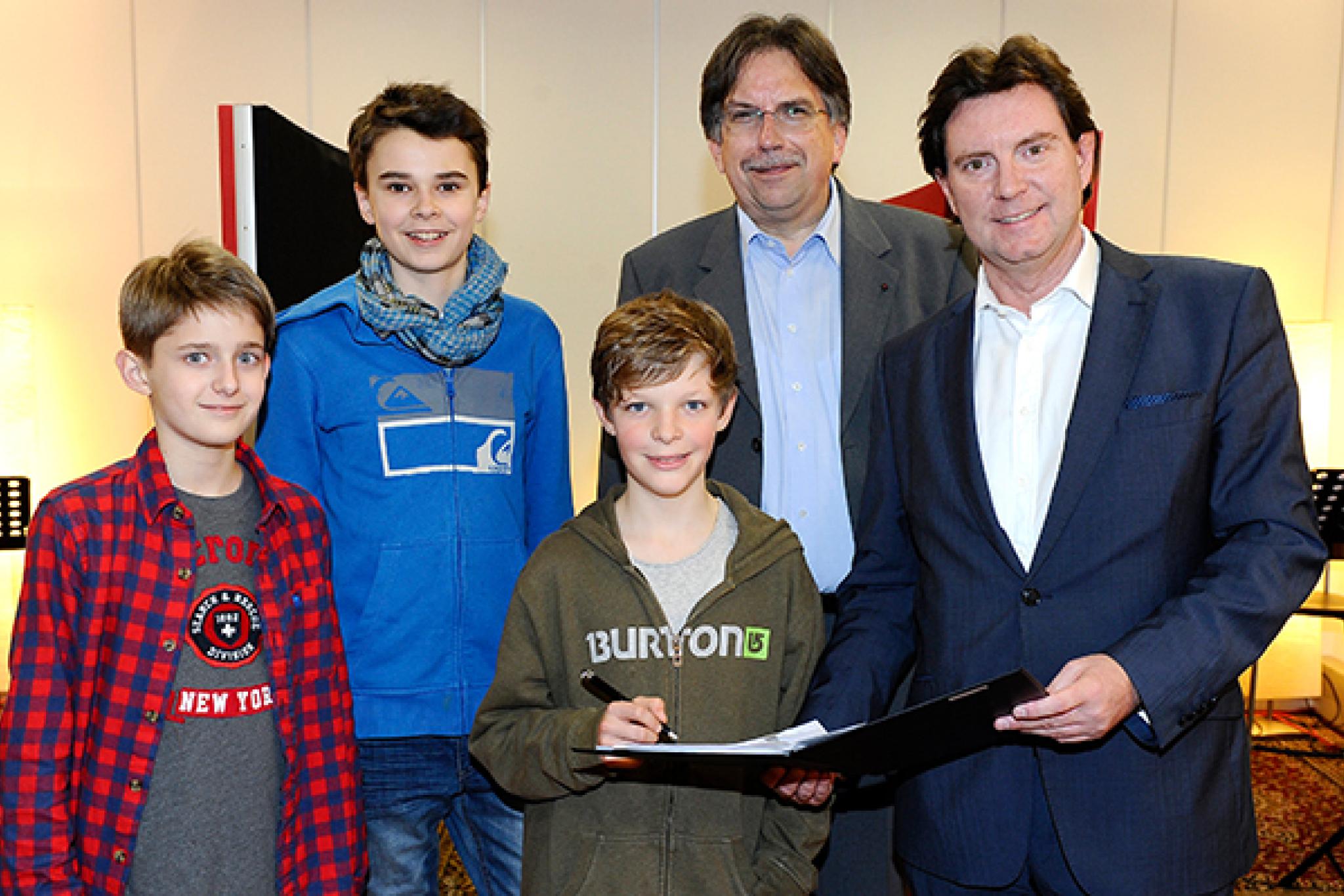 Nicolas Schwandner, Georg Starz, Jan Enderle, Domkapellmeister Reinhard Kammler und Mark Wilkinson, Präsident Deutsche Grammophon