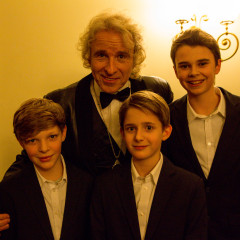 Thomas Gottschalk und die Chorjungen Nico, Jan und Georg