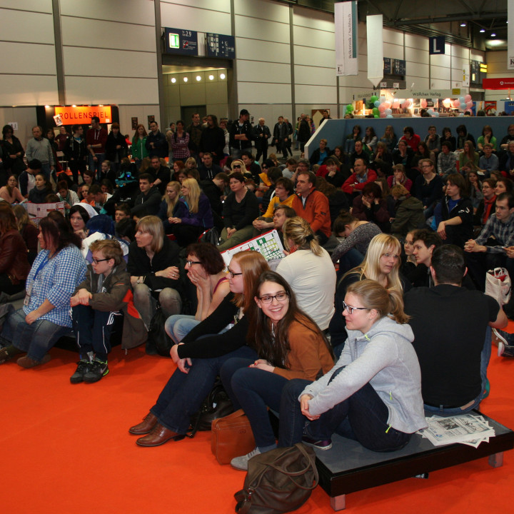 Zuschauer und vor allem „Zuhörer“ bei der „Die Elfen“-Präsentation auf der Leipziger Buchmesse am 15.03.2014