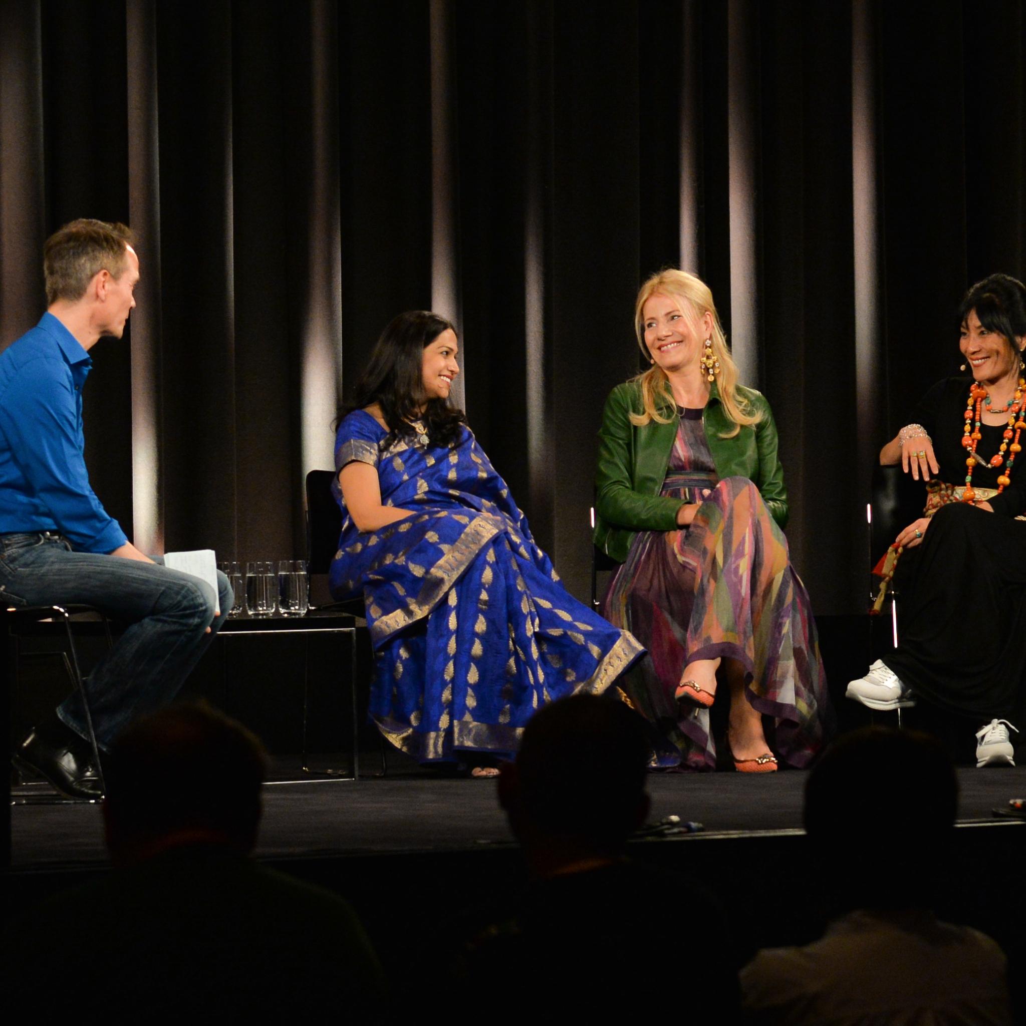 Peter Twiehaus (ZDF), Sawani Shende-Sathaye, Regula Curti und Dechen Shak-Dagsay im Apple Store, Kurfürstendamm, 20.05.2014