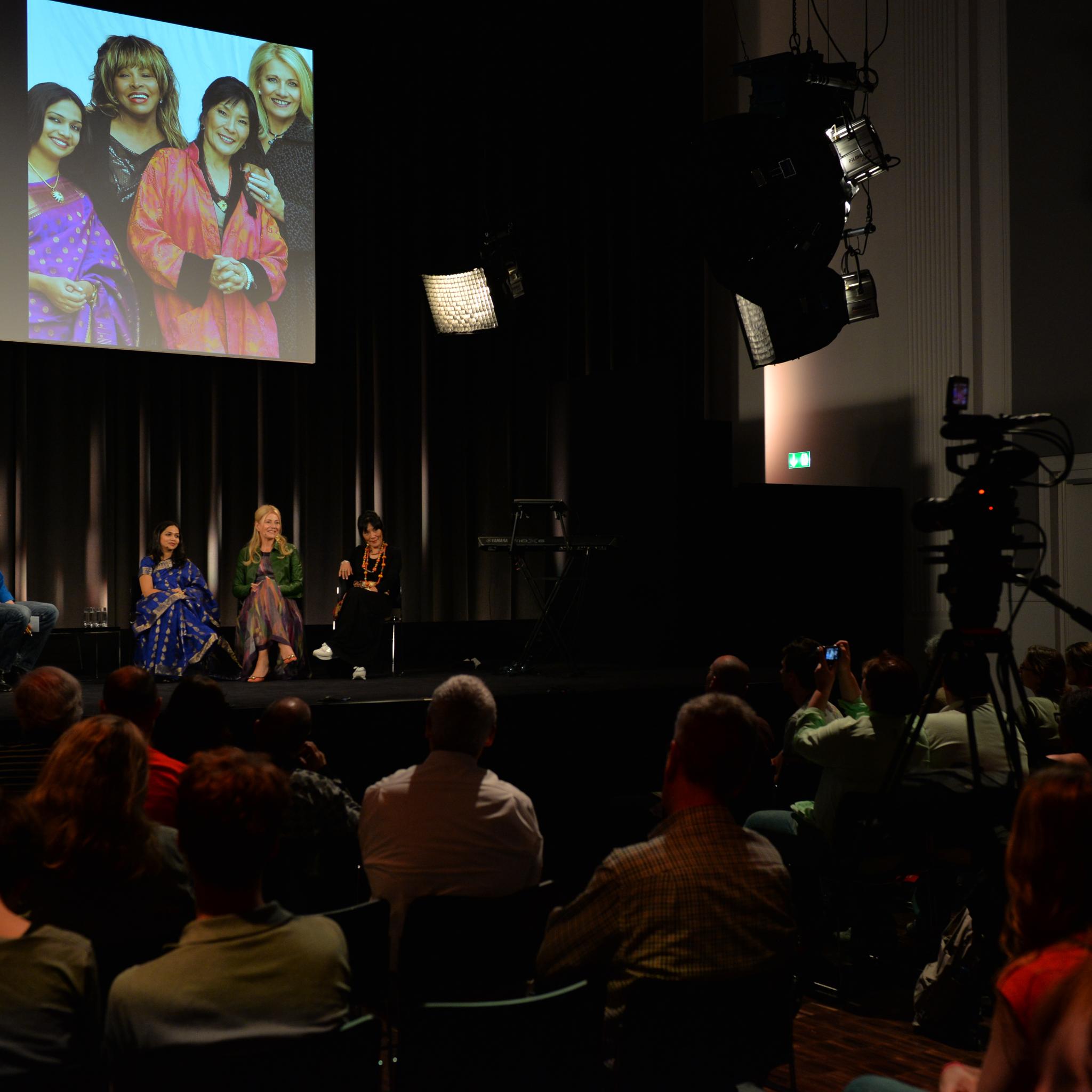 Peter Twiehaus (ZDF), Sawani Shende-Sathaye, Regula Curti und Dechen Shak-Dagsay im Apple Store, Kurfürstendamm, 20.05.2014