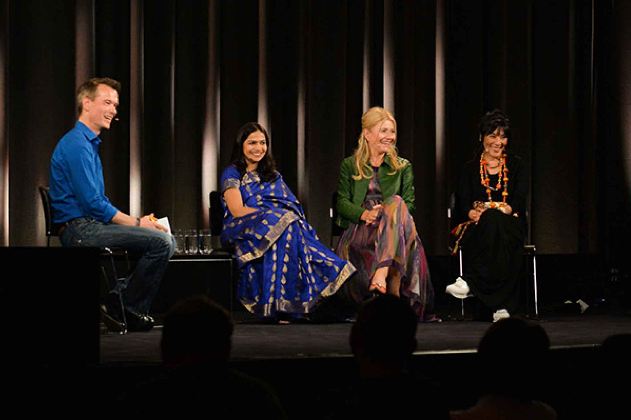 Peter Twiehaus (ZDF), Sawani Shende-Sathaye, Regula Curti und Dechen Shak-Dagsay im Apple Store, Kurfürstendamm