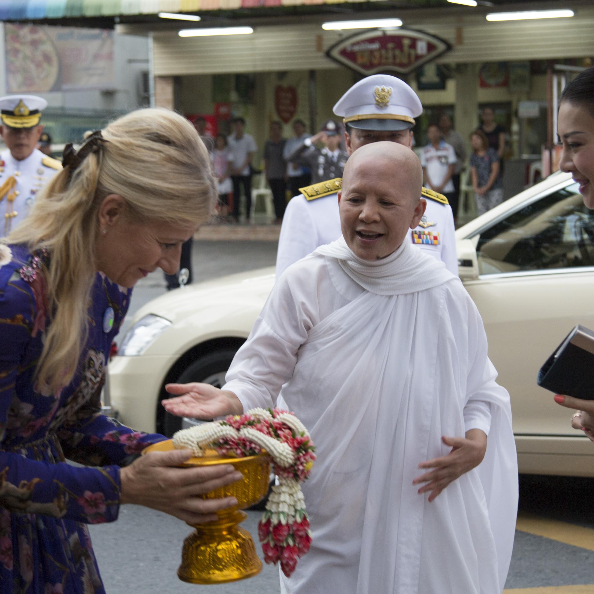 Ankunft HRH Prinzessin Srirasmi, Empfang durch Dechen Shak-Dagsay, Regula Curti und Ven. Mae Che Sansanee