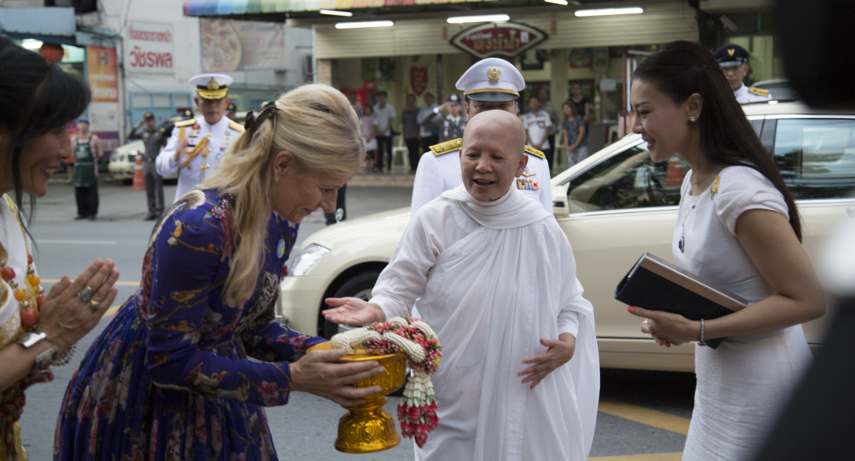 Ankunft HRH Prinzessin Srirasmi, Empfang durch Dechen Shak-Dagsay, Regula Curti und Ven. Mae Che Sansanee