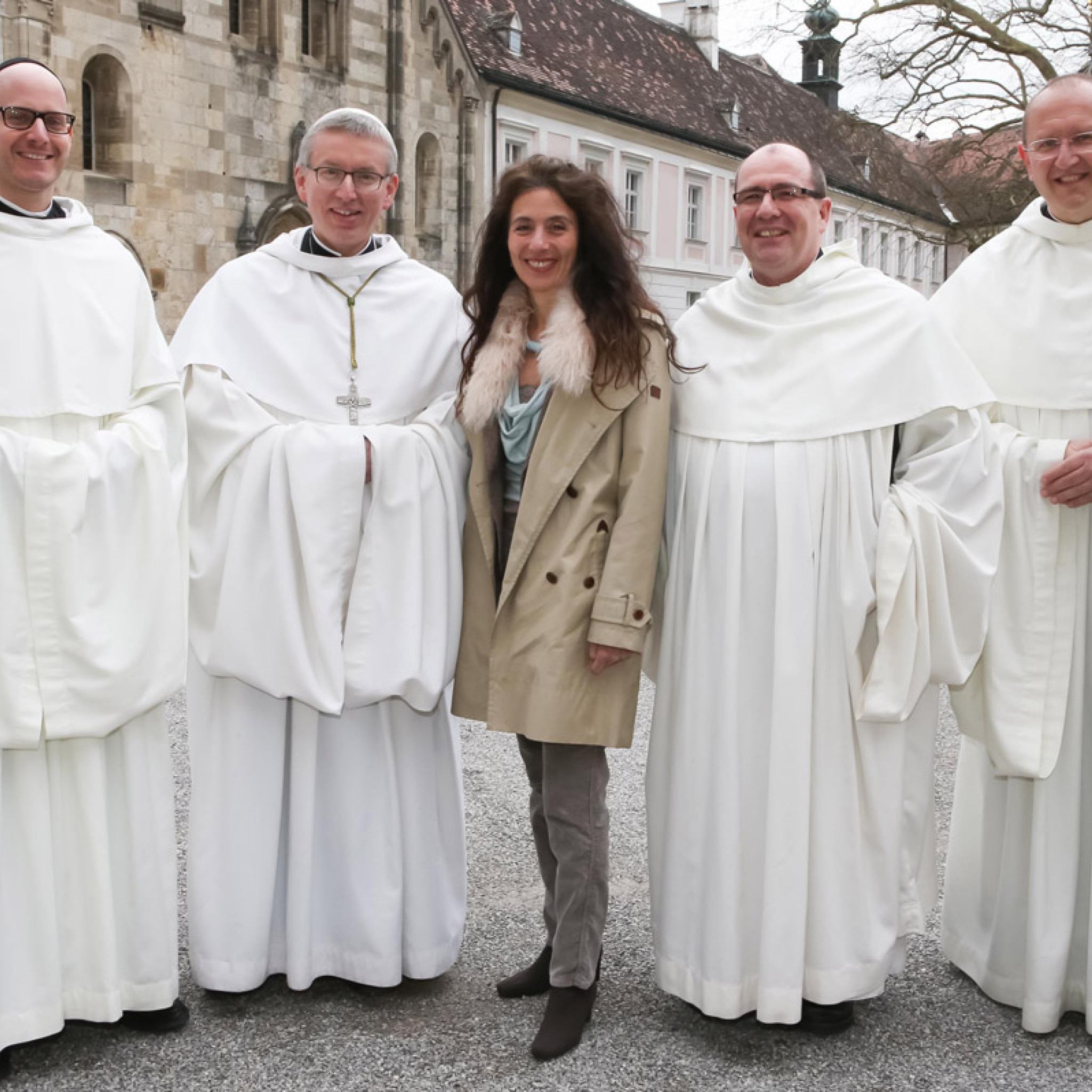 Von links: P. Kilian Müller, Abt Maximilian Heim, Timna Brauer, P. Simeon Wester, P. Karl Wallner