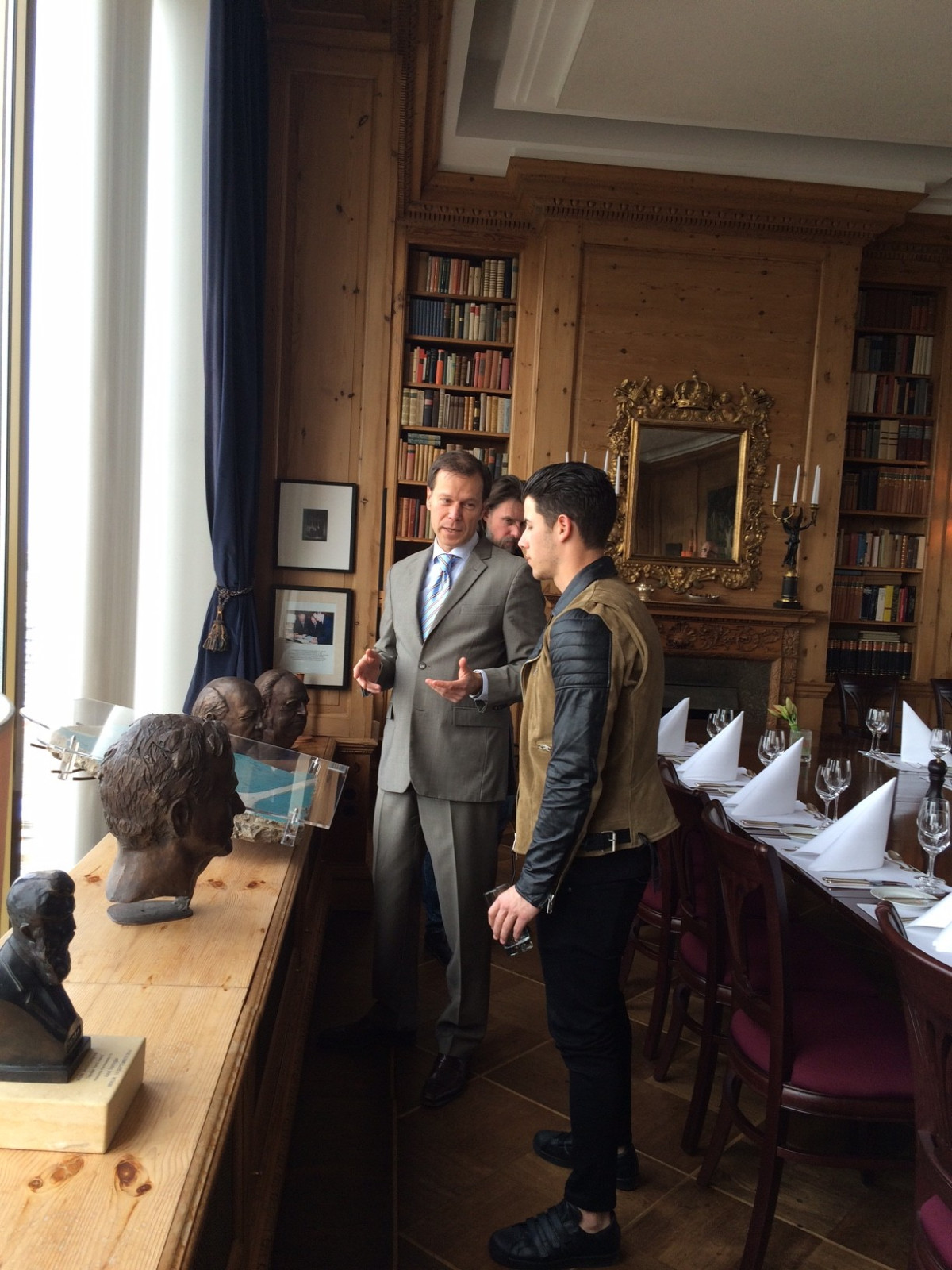 Nick Jonas BILD Besuch Mauerstück 20150407