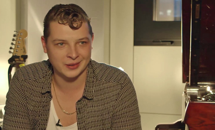 Revolve (Song Besprechung)