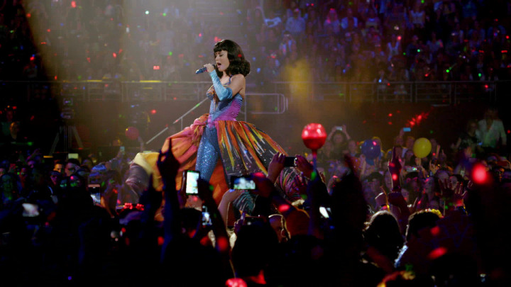 Katy Perry - Firework - (The Prismatic World Tour - Live)