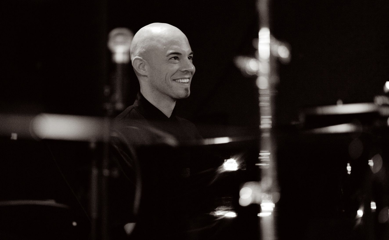 лысый пианист и композитор. пианист игорь крутой. маэстро игорь крутой композитор. игорь крутой фото. игорь крутой.