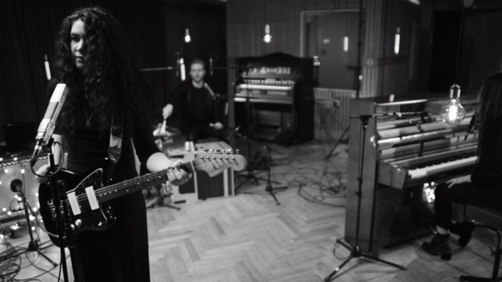 Two Feet Of The Ground (Akustik Version)