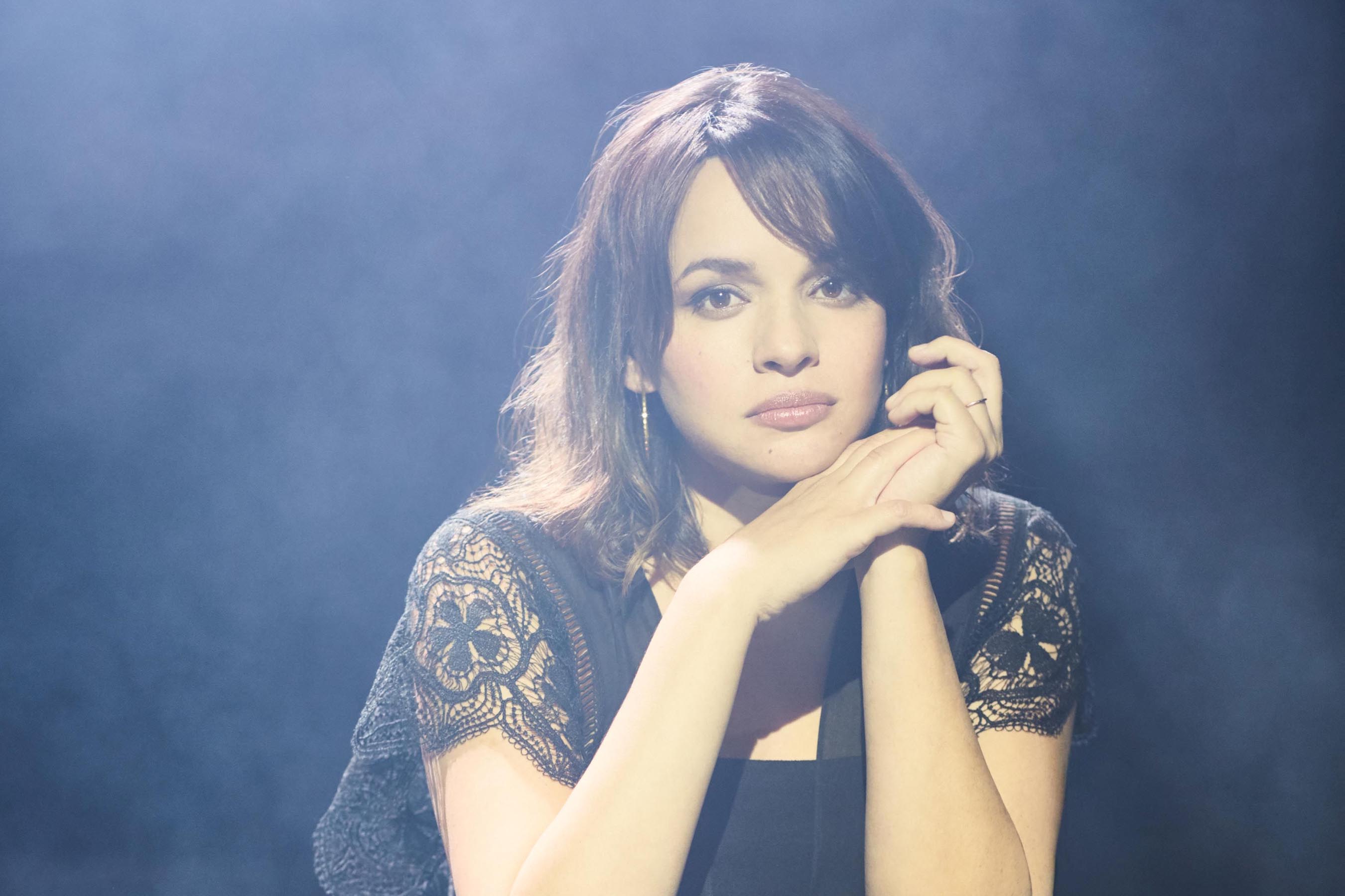 Norah jones - pick me up off the floor. Winter jones нора джонс. нора джонс фото. Norah jones 2023. Norah jones chasing pirates.
