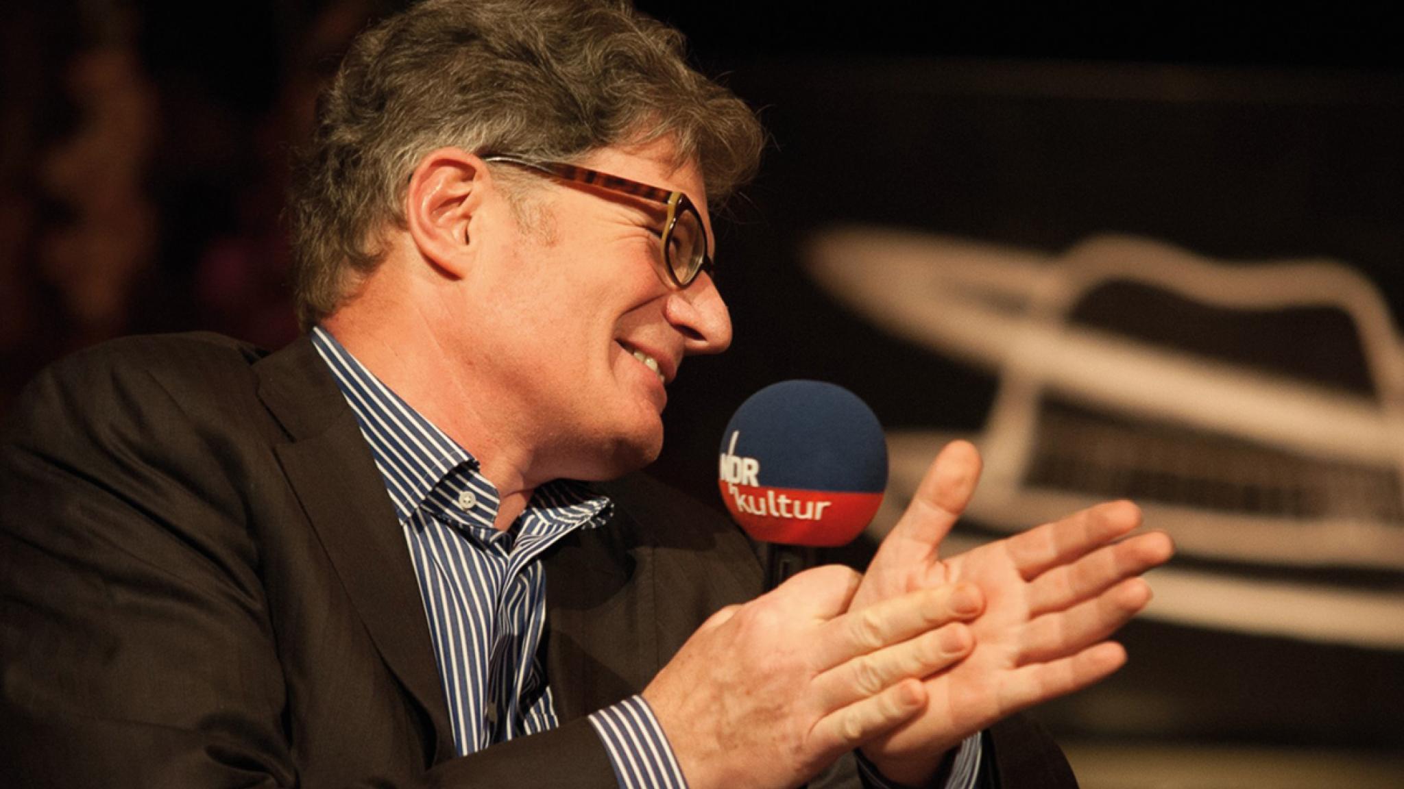 Lebendige Töne - Die Deutsche Grammophon würdigt Roger Willemsen mit der Edition "Willemsen legt auf"