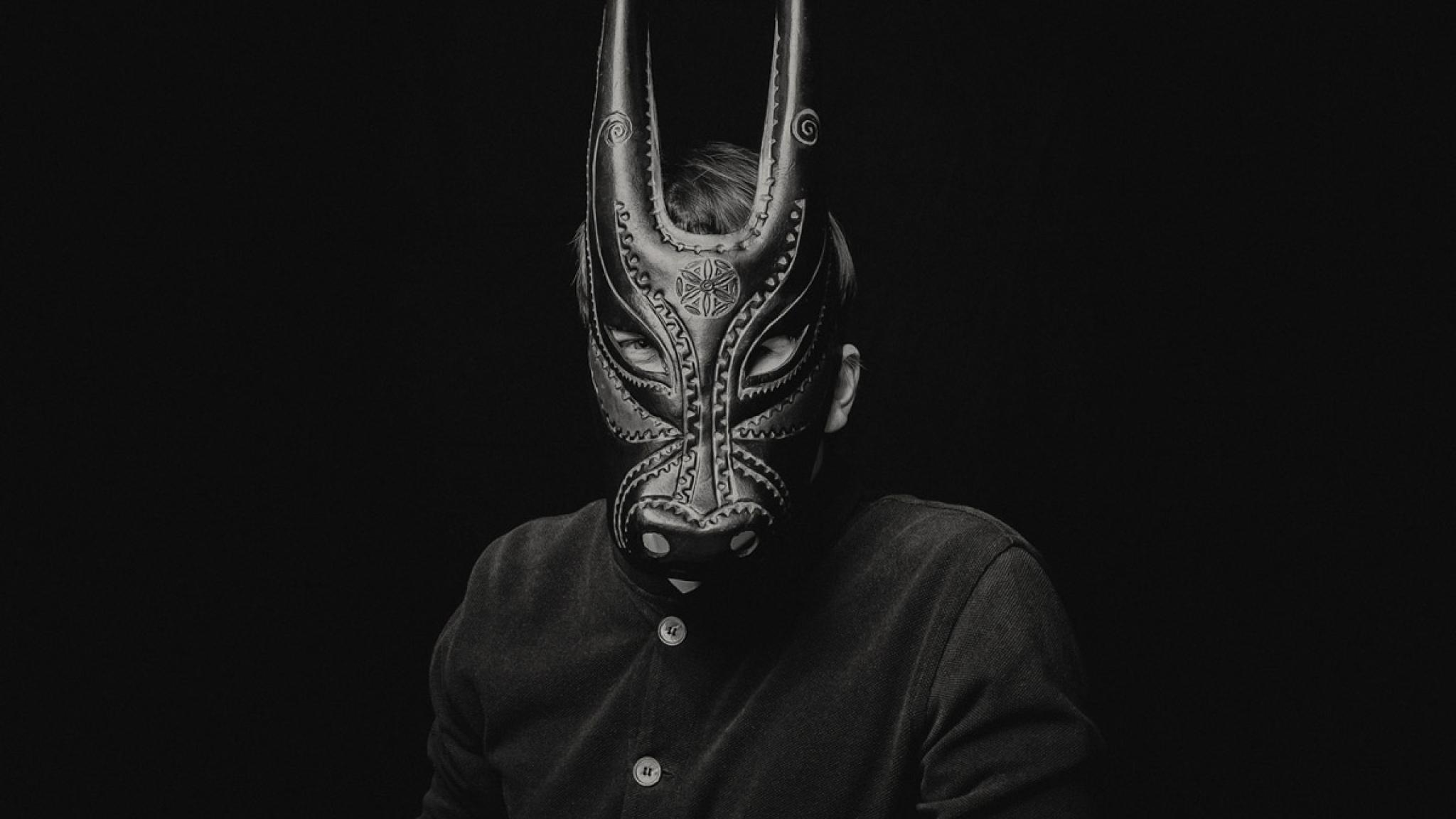 Lambert - der Pianist mit der Maske steht Rede und Antwort im Interview