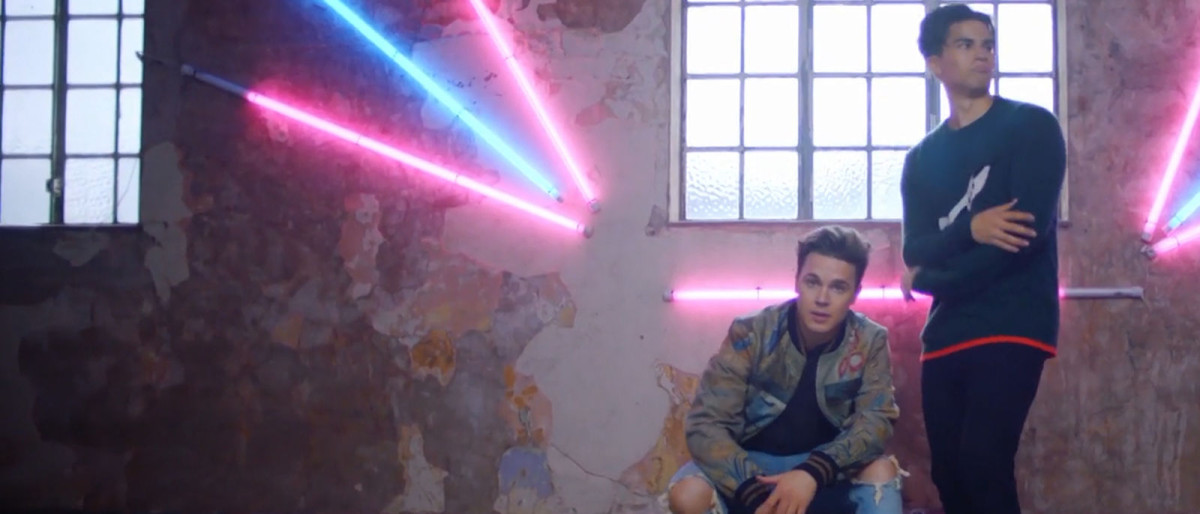 Hot2Touch (feat. Alex Aiono & Hight)