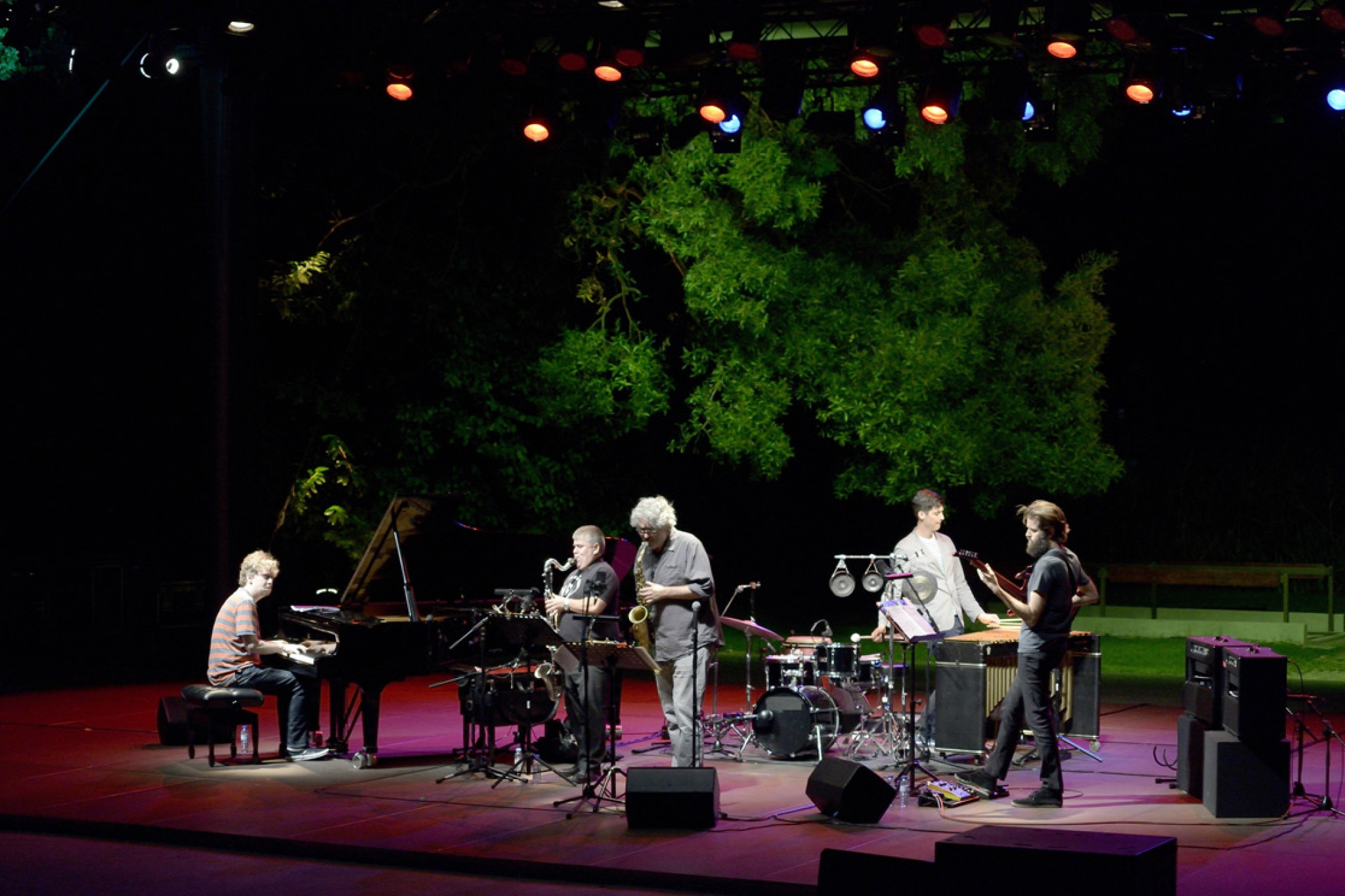 Tim Berne's Snakeoil /Matt Mitchell, Oscar Noriega, Tim Berne. Ches Smith, Ryan Ferreira
