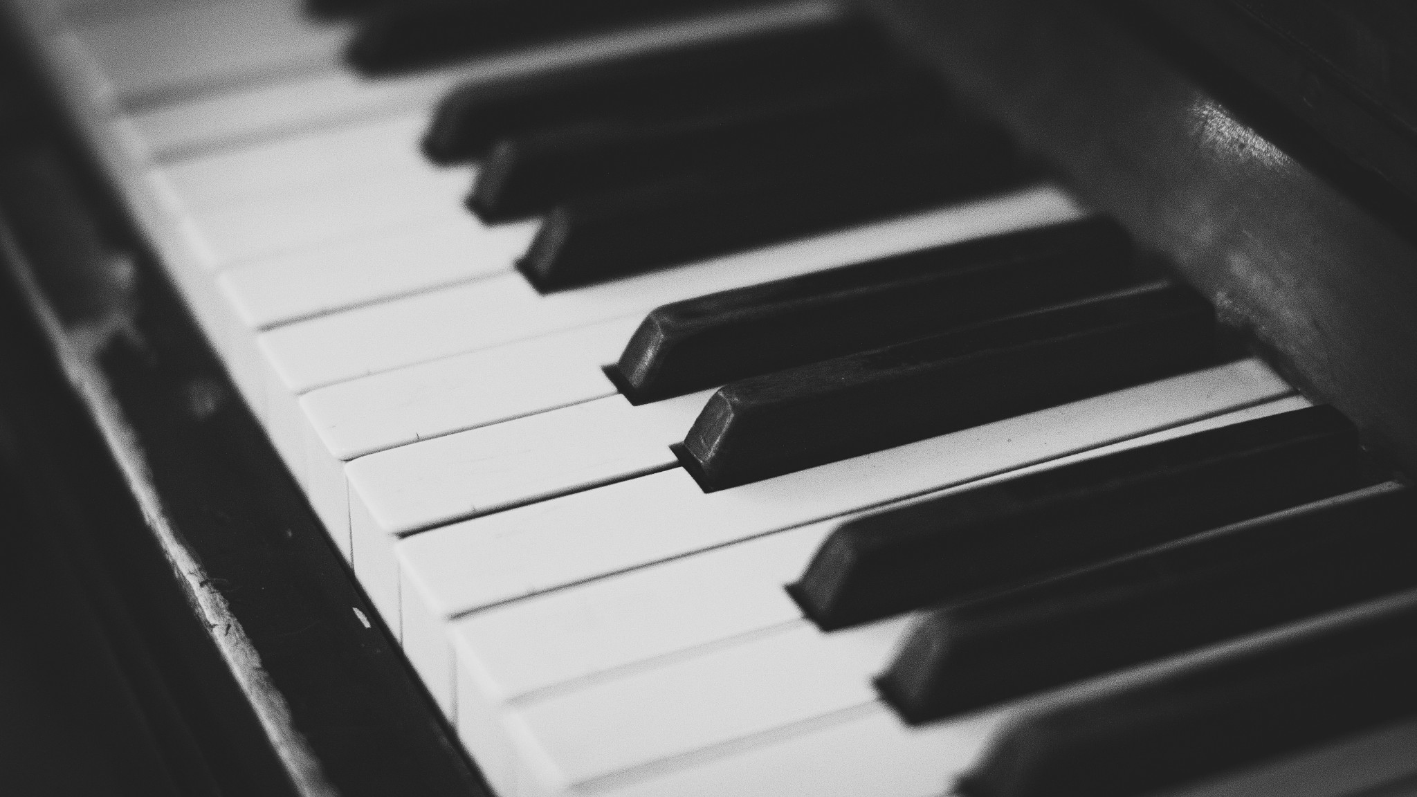 Viel mehr als schwarz-weiß: Das moderne Klavier und seine Vorfahren
