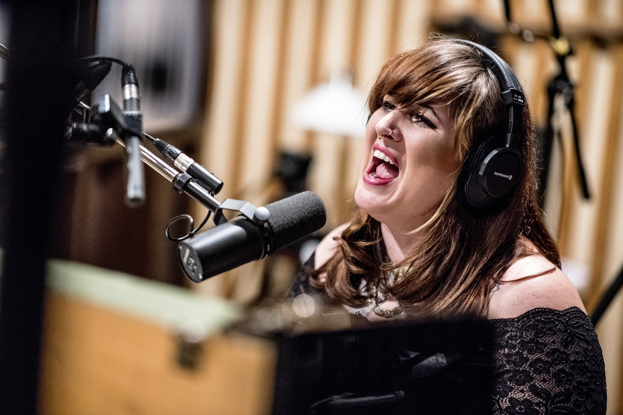 Neues Jahr, neuer Ohrwurm - Sarah McCoys Song-Premiere "Devil's Prospects"