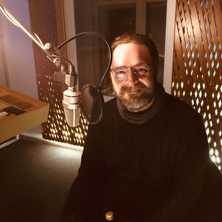 David Nathan als „Tony Bishop“ bei den Sprachaufnahmen für die Jack Slaughter – Tochter des Lichts Hörspielfolgen 21–24 im Dezember 2018. (STIL Studio, Berlin)