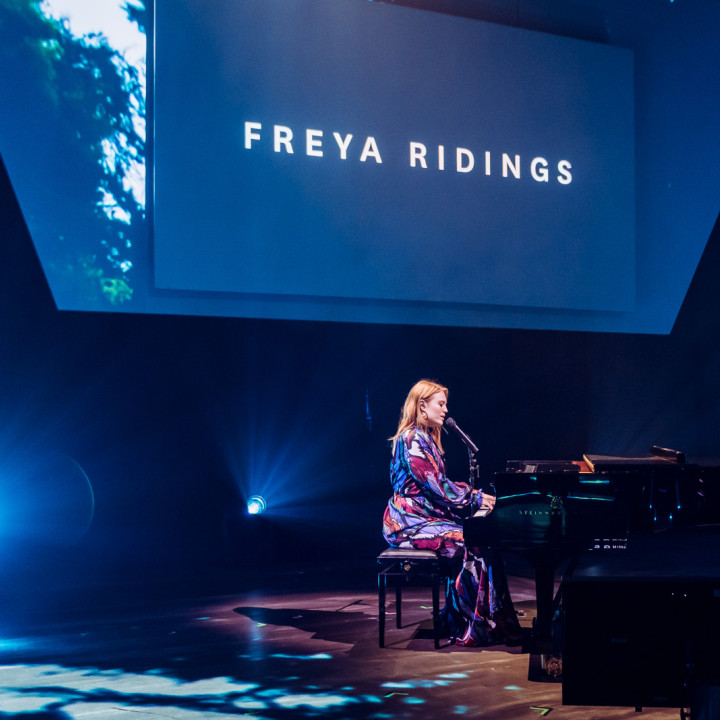 Freya Ridings, Credit: Julia Schoierer