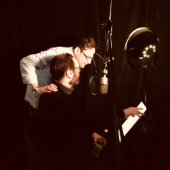 David Nathan als „Tony Bishop“ und Simon Jäger als „Jack Slaughter“ bei den Sprachaufnahmen für die Jack Slaughter – Tochter des Lichts Hörspielfolgen 21–24 im Dezember 2018. (STIL Studio, Berlin)
