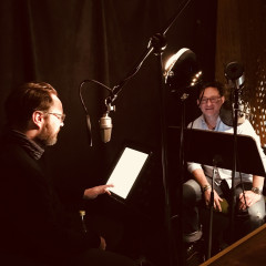 David Nathan als „Tony Bishop“ und Simon Jäger als „Jack Slaughter“ bei den Sprachaufnahmen für die Jack Slaughter – Tochter des Lichts Hörspielfolgen 21–24 im Dezember 2018. (STIL Studio, Berlin)