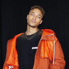 Alexander Oscar Press Shot 2