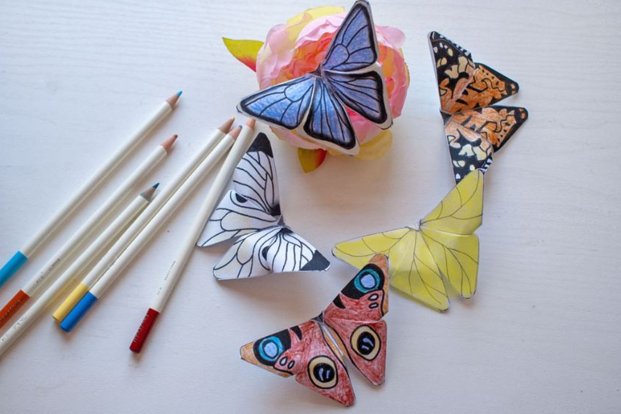 Schmetterlinge aus Papier falten und bemalen
