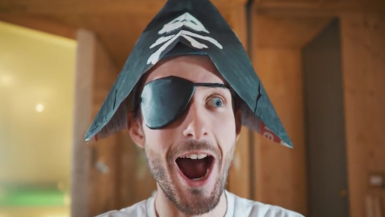 Alle Mann an Bord: Pirat Nilsen ist mit seinem neuen Musikvideo unterwegs