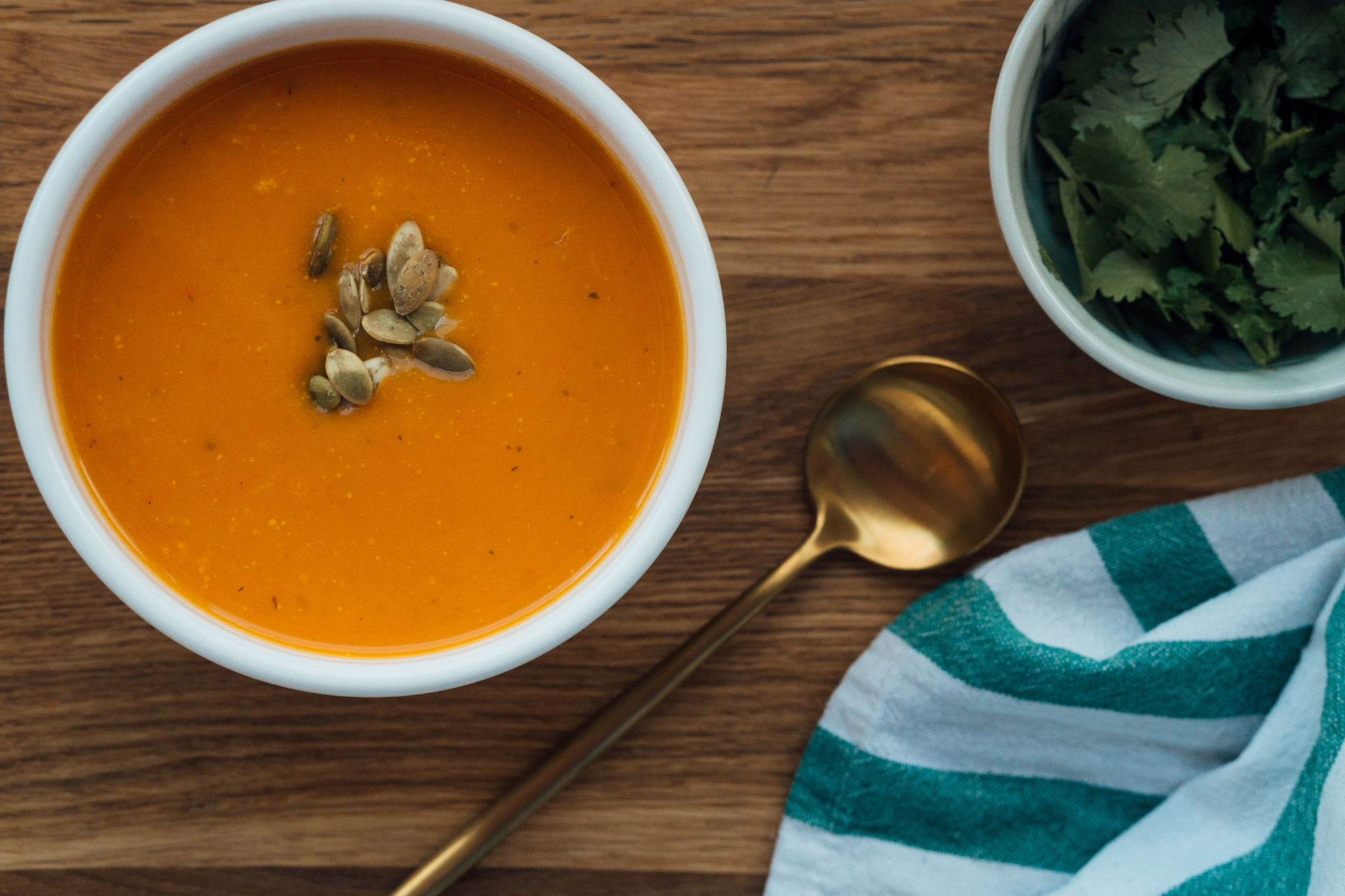 Der Herbst- und Halloweenklassiker: Kürbissuppe – ein kinderleichtes Rezept zum Selberkochen